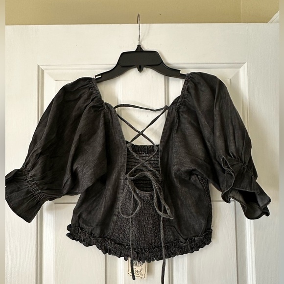 NWT Cropped top with puff sleeves and lace up back, size large - Picture 4 of 7